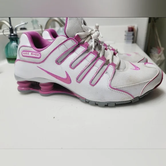Womens Nike Shox Sneakers Pink & White Athletic Shoes - Picture 3 of 12